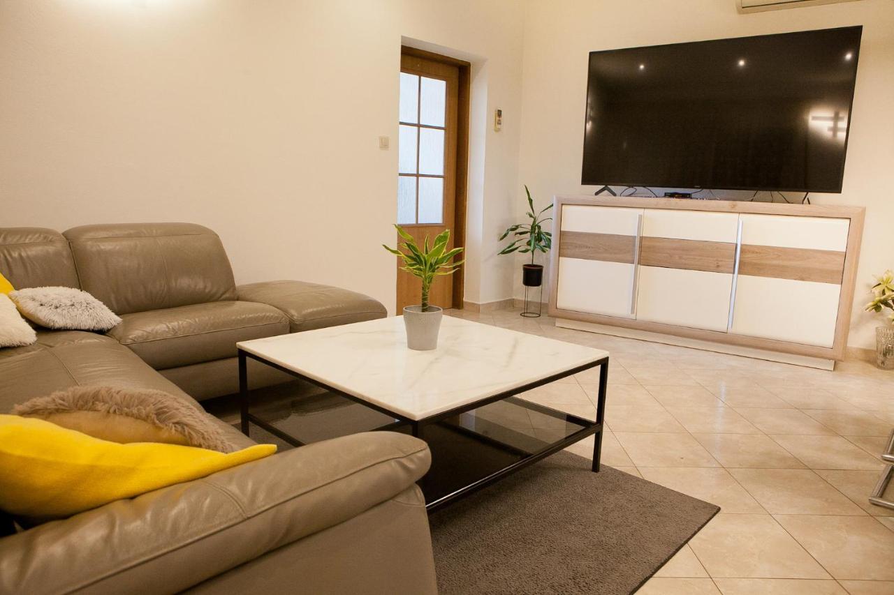 Apartment Nikoleto Zara Esterno foto